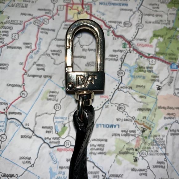 🌟 Diane Von Furstenberg Snake Embossed Wristlet - Picture 5 of 6